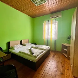 Elegance On A Budget - For Rent In Center Ostello